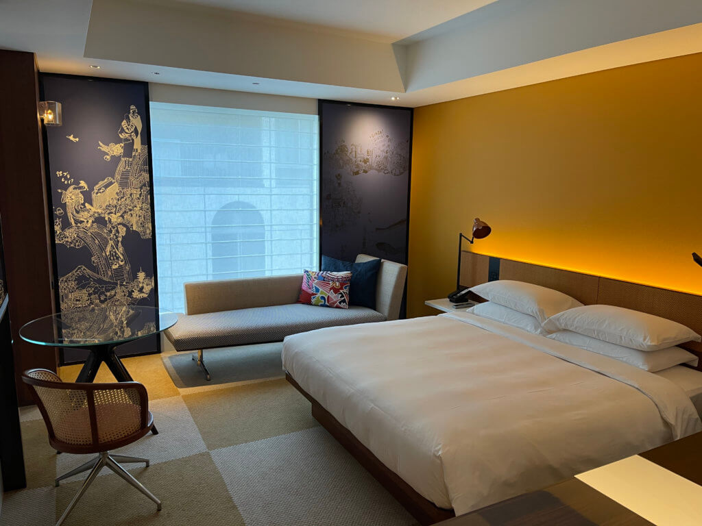 ハイアットセントリック銀座東京客室内のベッドとソファー