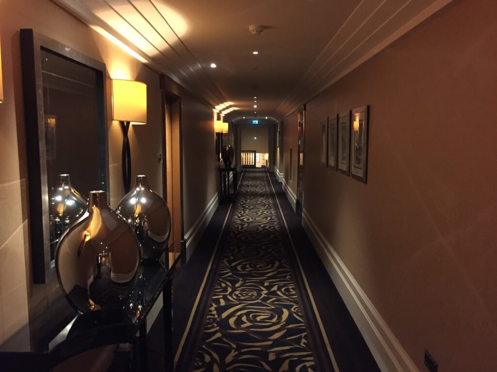 サヴォイホテルの客室廊下